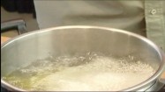 Wrzucanie gnocchi do gotującej się wody