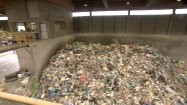 Śmieci w sortowni odpadów