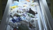 Plastikowe odpady w sortowni śmieci
