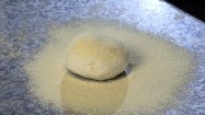 Podsypywanie ciasta mąką