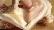 Surowe mięso kurczaka - oddzielanie mięsa od kości