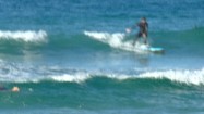 Surfer spadający z fali