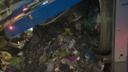 Odpady wysypywane ze śmieciarki
