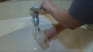 Wlewanie wody z kranu do szklanki