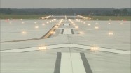 Oświetlony pas startowy na lotnisku