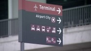 Tablica informacyjna na lotnisku