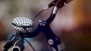 Kierownica rowerowa z białym dzwonkiem w kropki