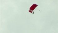 Skoczek z czerwonym spadochronem