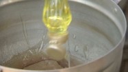 Wlewanie oleju do garnka