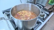 Zupa gotująca się w garze
