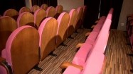 Rzędy foteli w kinie