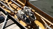 Wioślarstwo - stare buty we wnętrzu łodzi