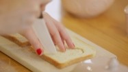 Wycinanie serca z chleba tostowego