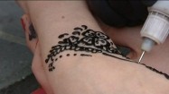 Robienie tatuażu z henny
