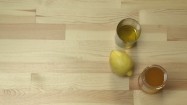 Cytryna, miód i olej na kuchennym blacie