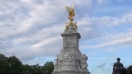 Pomnik Victoria Memorial przed Pałacem Buckingham w Londynie