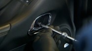 Odkręcanie śruby w drzwiach samochodu