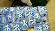 Plastikowe worki z kostkami lodu