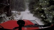 Jazda samochodem przez las zimą