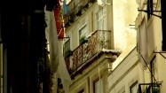 Kamienice i wąskie uliczki w Lizbonie