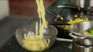 Nakładanie makaronu tagliatelle do miski