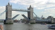 Tower Bridge w Londynie - opuszczanie przęseł