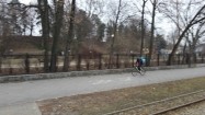Rowerzysta jadący wzdłuż parku