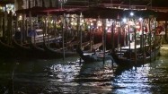 Gondole w Wenecji nocą