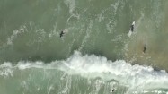 Surferzy w oceanie z lotu ptaka