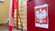 Urna wyborcza i flaga Polski