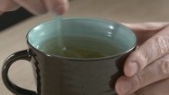 Mieszanie herbaty w kubku