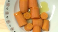 Kawałki marchewki na talerzu