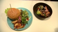 Hamburger z sałatką i opiekanymi ziemniaczkami