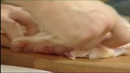 Surowe mięso kurczaka - oddzielanie skóry od mięsa