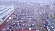 Setki samochodów na parkingu