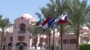 Flagi przed hotelem w Hurghadzie