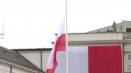 Flaga Polski wciągana na maszt