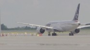 Samolot kołujący na płycie lotniska