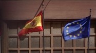 Flagi Hiszpanii i Unii Europejskiej powiewające na wietrze