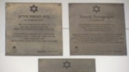 Tablice informacyjne na Synagodze im. Nożyków