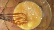 Mieszanie mąki z jajkiem