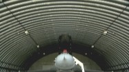 F-16 w hangarze