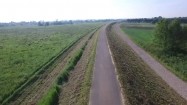 Trasa rowerowa między łąkami z lotu ptaka