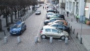 Samochody zaparkowane na ulicy Chłodnej
