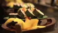 Sushi na płynących łódeczkach