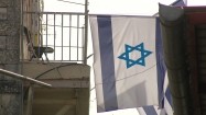 Flaga Izraela zawieszona na balkonie