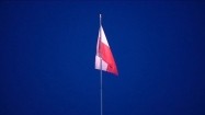 Flaga Polski na maszcie nocą