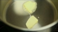 Masło roztapiające się w rondelku