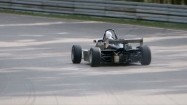 Bolid Formuły 3 na torze wyścigowym