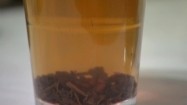 Herbata liściasta w szklance